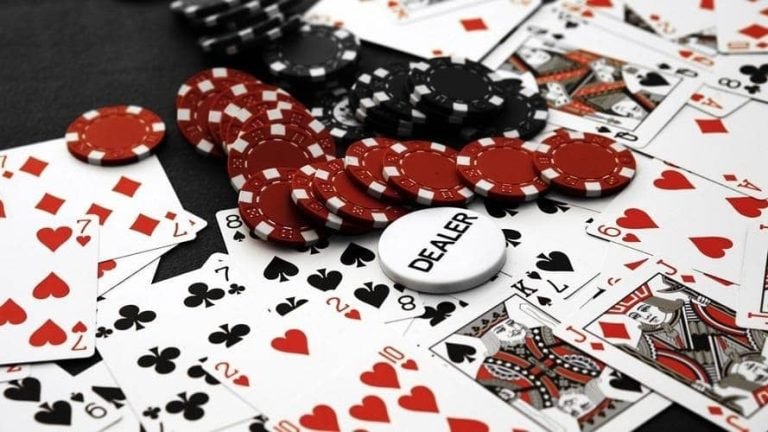 Dealer baccarat nữ đang chia bài tại phòng Live Casino lu88 trực tiếp